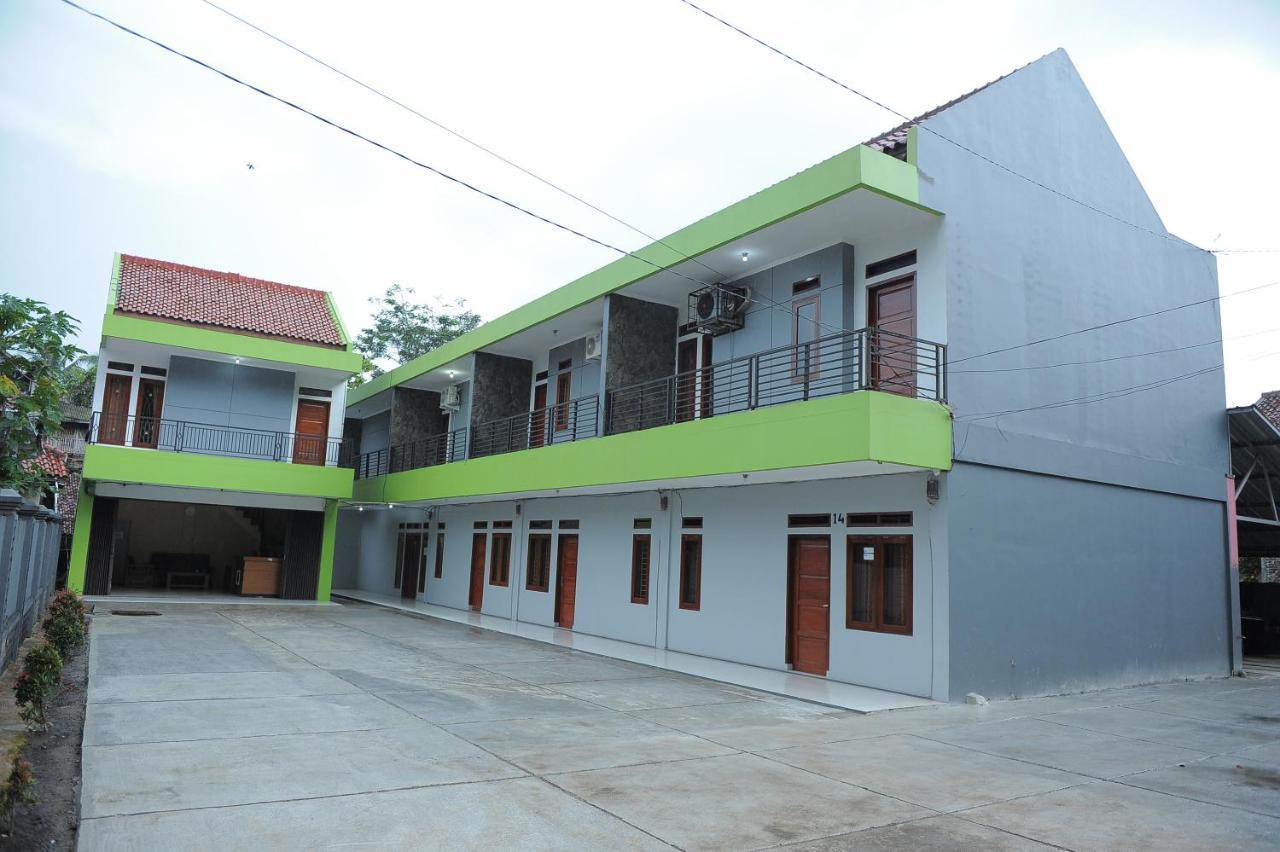 สปอต ออน 2891 999 เกสต์เฮาส์ Sumedang ภายนอก รูปภาพ